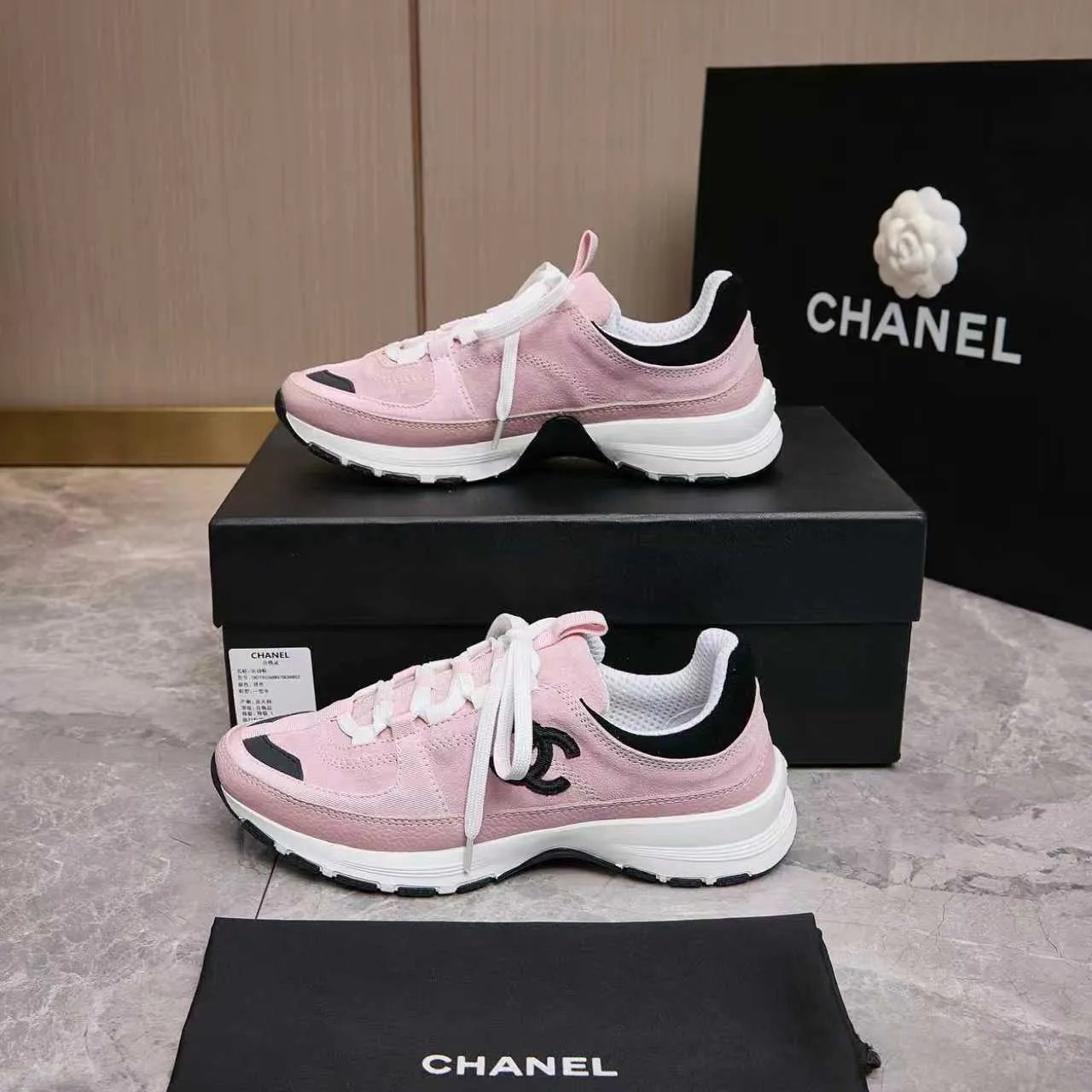 p560 Chanel Chanel - 2025 counter top casual sports shoes This classic design; the upper is embroidered with various techniques; the outsole is fashionable and sporty; the extraordinary inclusion of a variety of color matching elements... The diversified mix and match is very beautiful and versatile, casual, fashionable, sports and outdoor can be taken into account... ꫛꫀꪝ Go➫ Materials: ❶Upper made of: original imported high mercerized cow suede + imported mixed sheepskin ❷The inner lining is made of: original imported breathable mesh ❸Outsole is based on: original TPU combination outsole. Full set of boutique packaging for women 35-41 and men 38-46